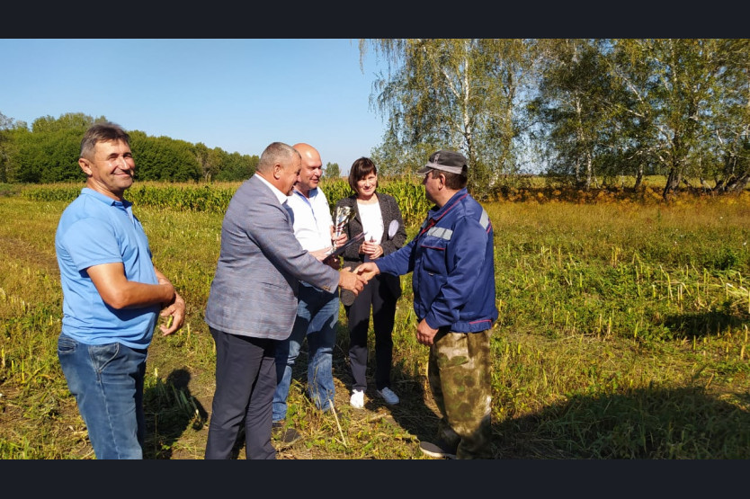 Совершенный урожай. ООО колосок татарский район. Уборочная 2022 в Новосибирской области. НСО Татарск больница. Волонтерское движение в татарском районе Новосибирской области.